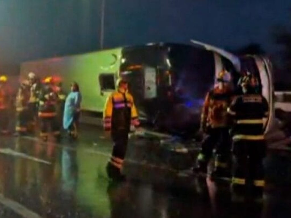 ClickNews | Trágico volcamiento de bus en la ruta 5 sur deja al menos 2 ...